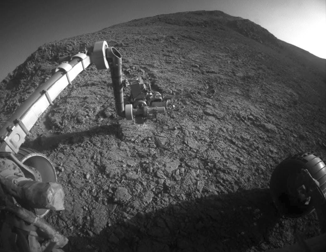 En bild där Opportunity fick med sin egen arm, när den befann sig i den västra delen av Endeavour-kratern, 2016. Arkivbild.