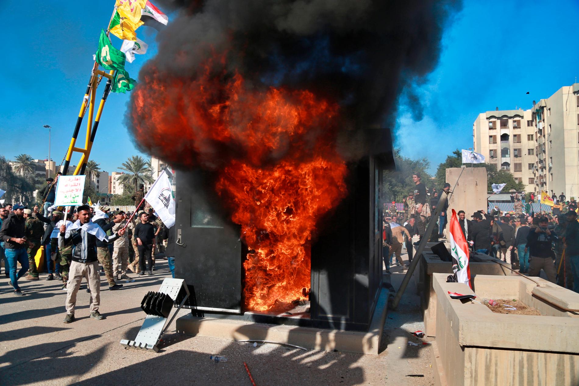 Demonstranter har satt en byggnad i brand utanför den amerikanska ambassaden i Bagdad, Irak.