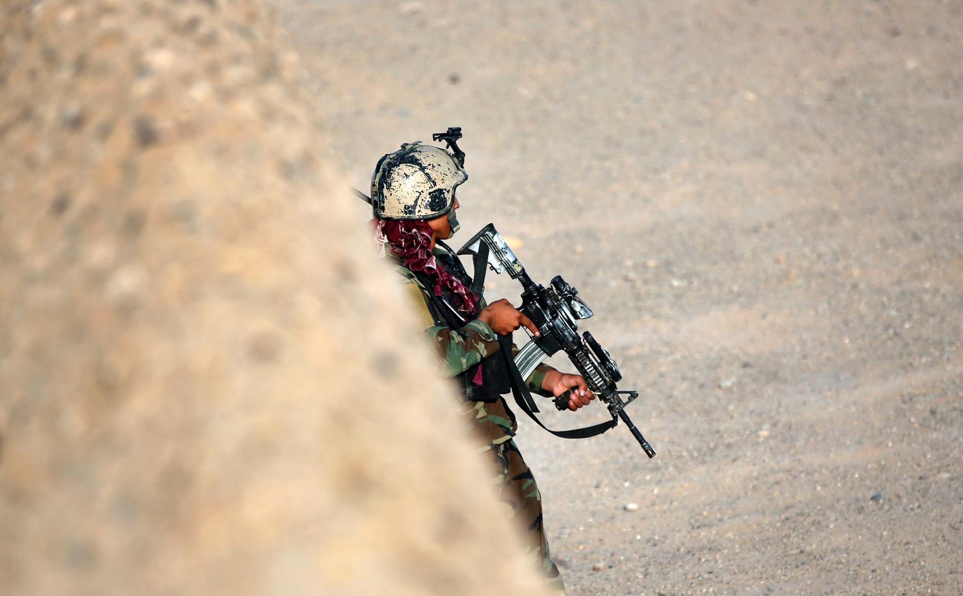 En afghansk soldat vid militärbasen Shorab i Helmandprovinsen. Arkivbild.