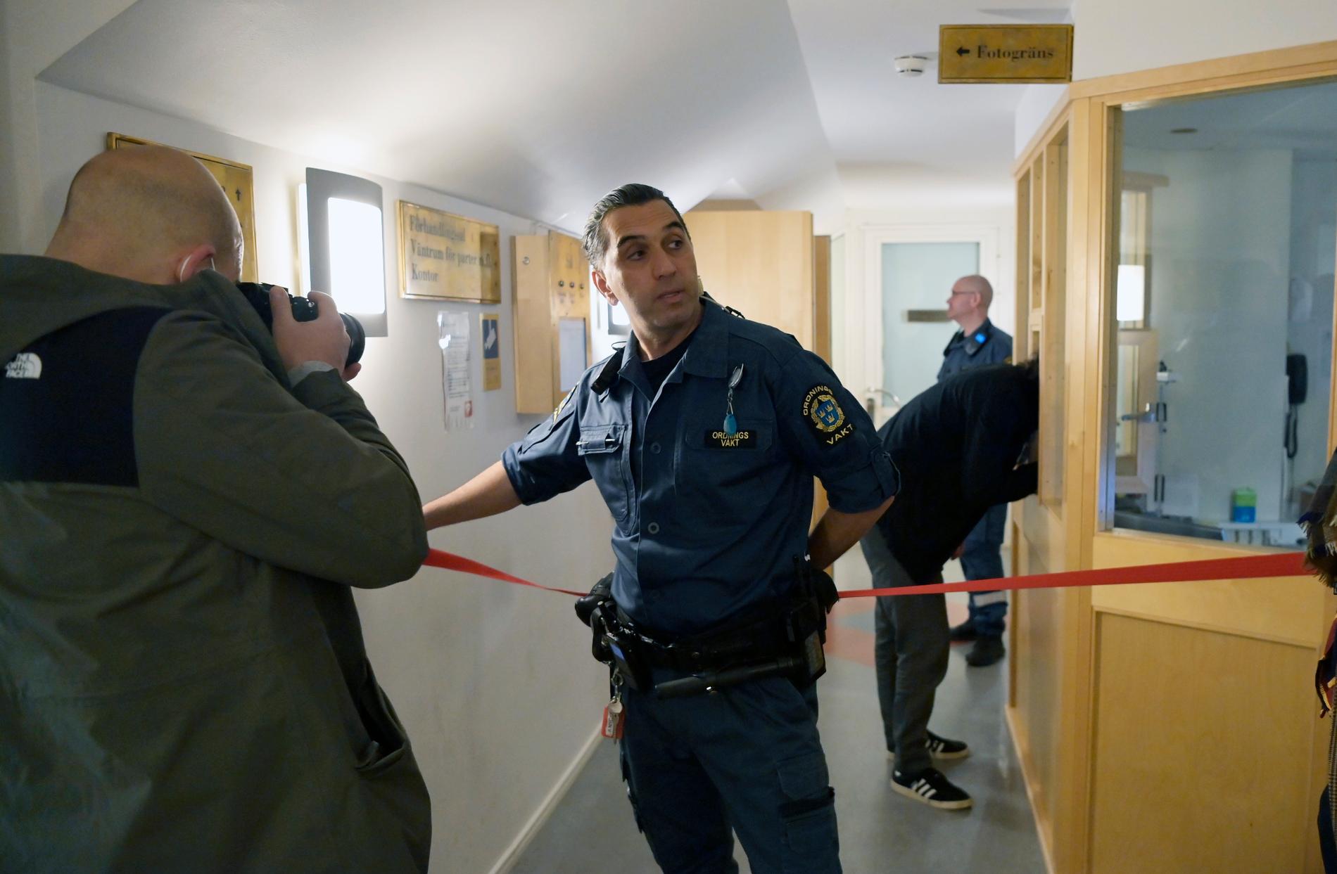 Förhandlingen sker i säkerhetssalen i Stockholms tingsrätt.