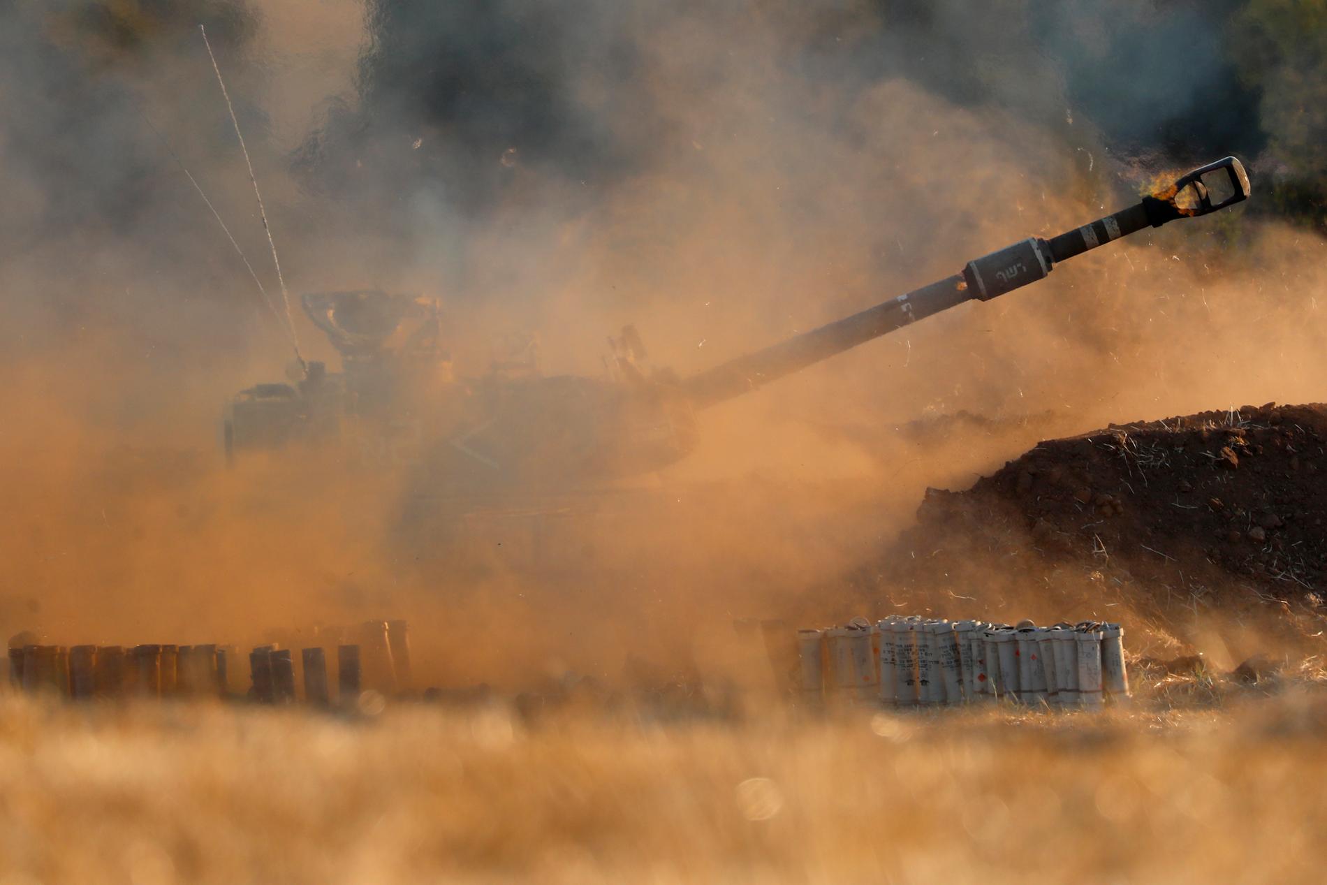 En israelisk artilleripjäs vid Gazaremsan på torsdagen.