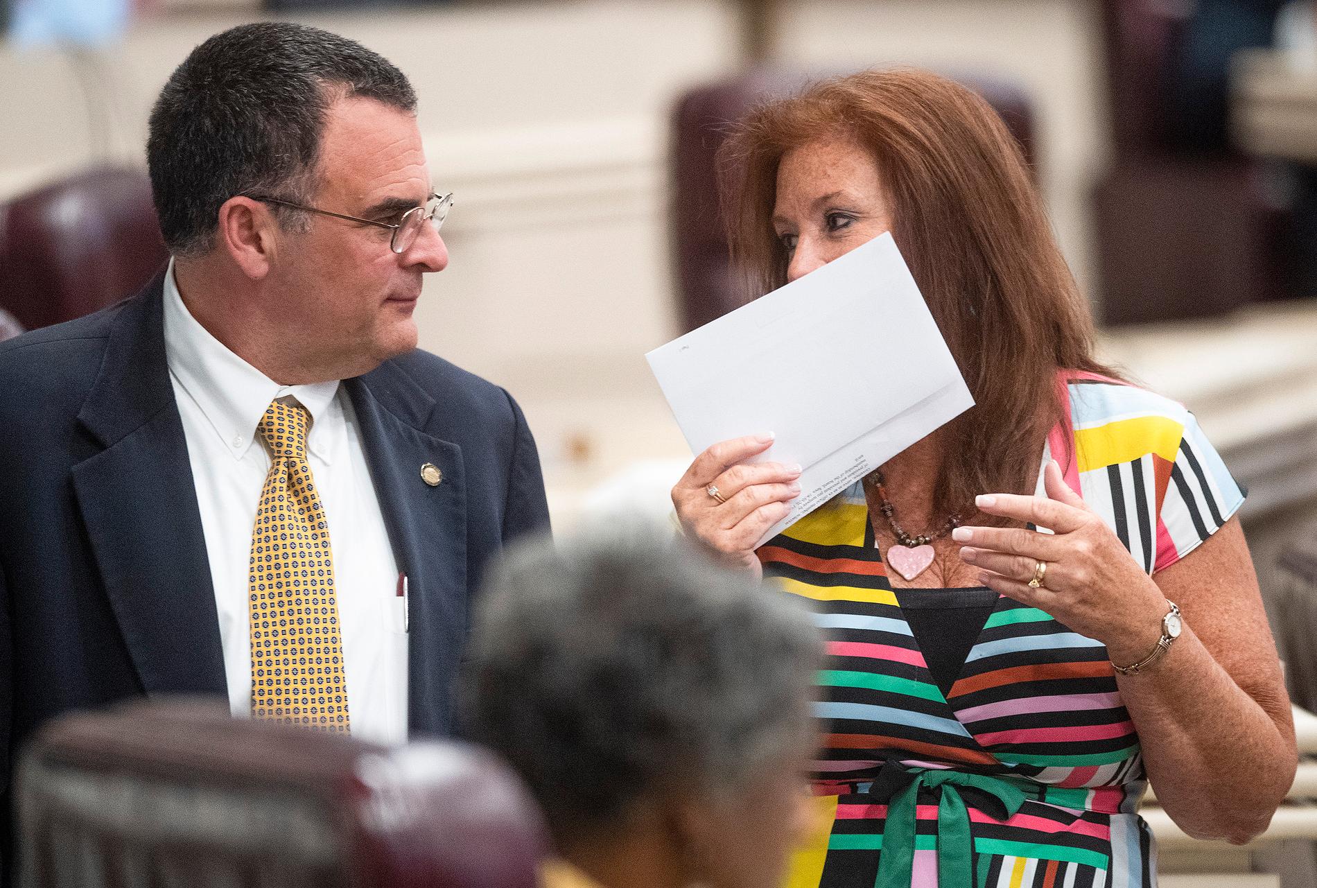 Delstatskongressledamöterna Chris Pringle och Terri Collins i Alabama delstatskongress i Montgomery i samband med veckans överläggningar om abortlagstiftning.