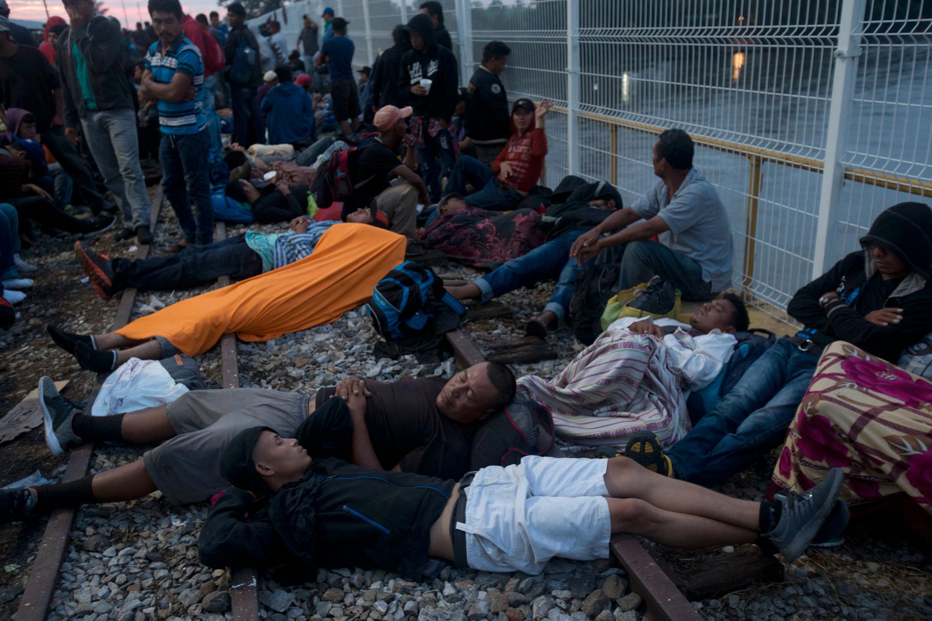 Hundratals migranter från Honduras övernattade på en bro mellan Guatemala och Mexiko.