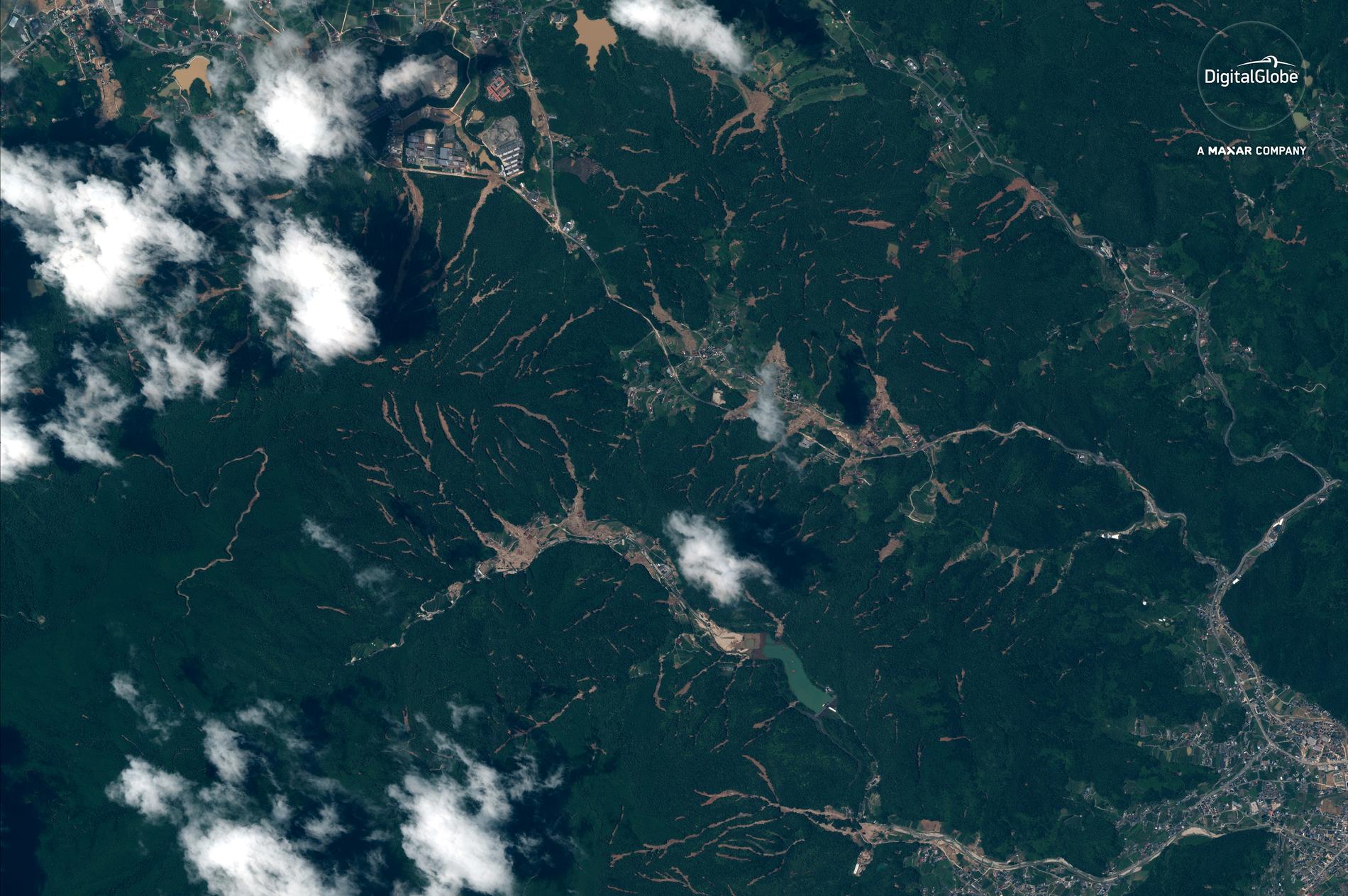 Satellitbilder visar hur det ser ut nordväst om Yasura efter översvämningarna (bild från 10 juli 2018). 
