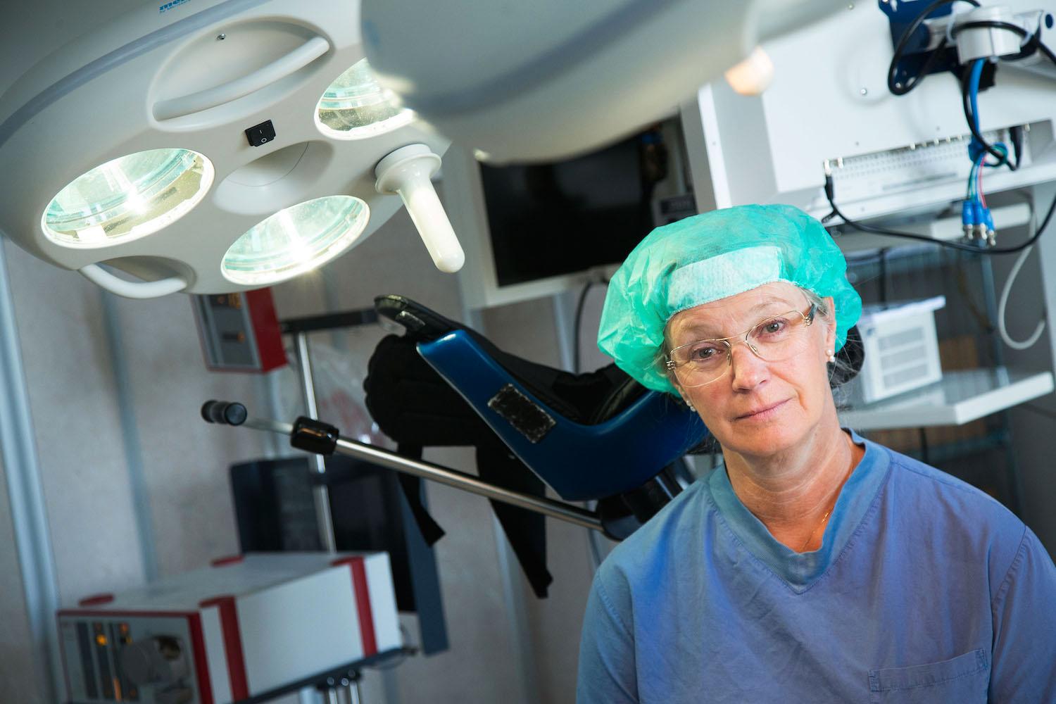 Eva Uustal med apparatur för analt ultraljud. Hon är överläkare och specialist i gynekologi och obstetrik vid Linköpings universitetssjukhus och opererar expert på förlossningsskador hos kvinnor.