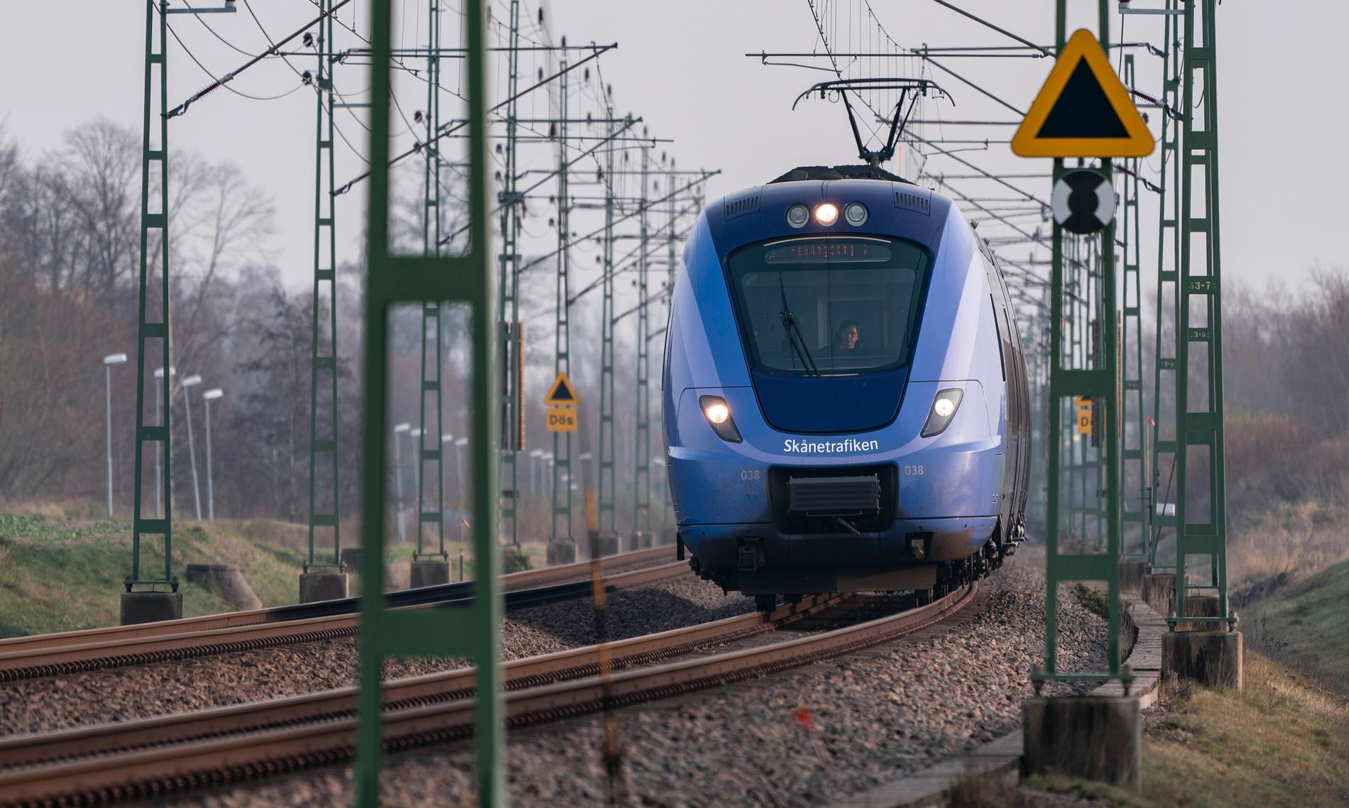 Ett av Skånetrafikens Pågatåg tuffar fram i 70 kilometer på västkustbanan sedan hastigheten begränsats på sträckan sedan skador på rälsen upptäckts.