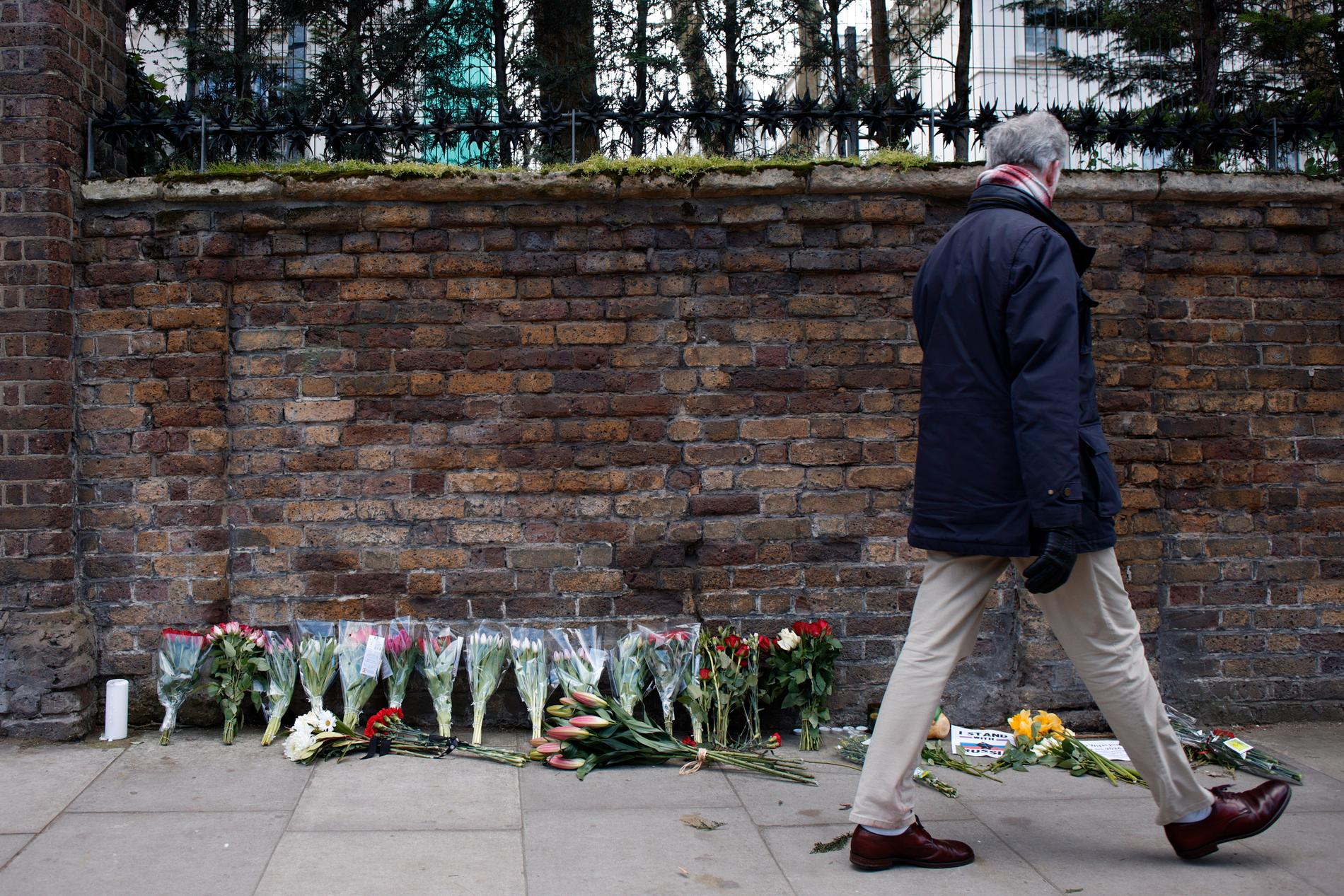 Blommor har lämnats utanför ryska ambassaden i London för att hedra offren. 