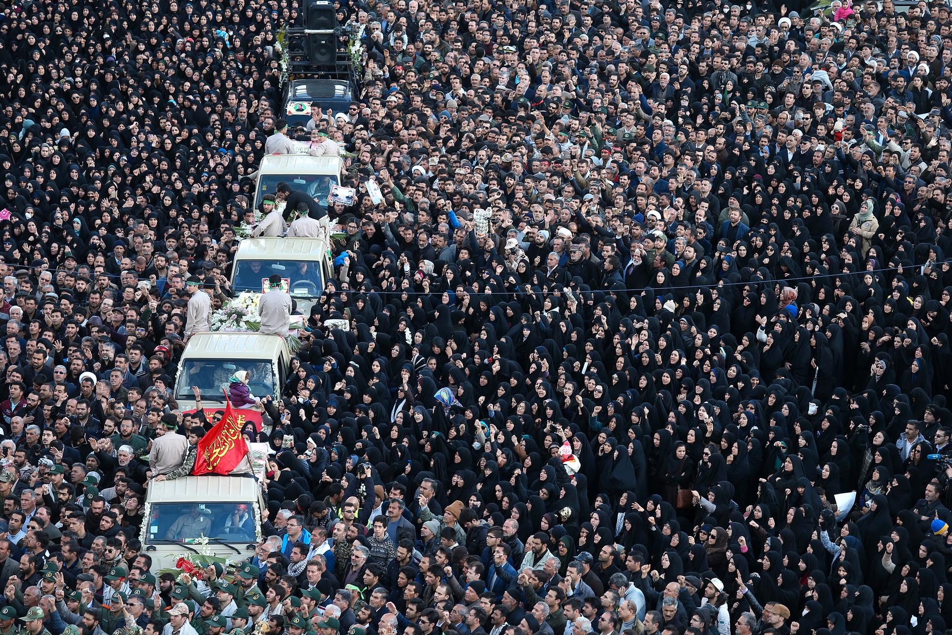 Sörjande vid begravningen för de medlemmar i revolutionsgardet som dödades i ett självmordsattentat.