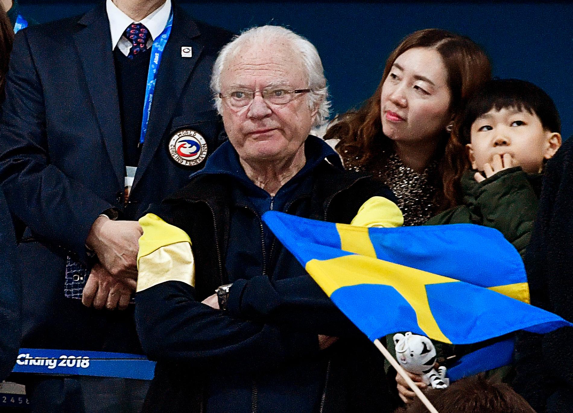 Kung Carl XVI Gustaf tittar på curling under OS i Pyeongchang 2018.