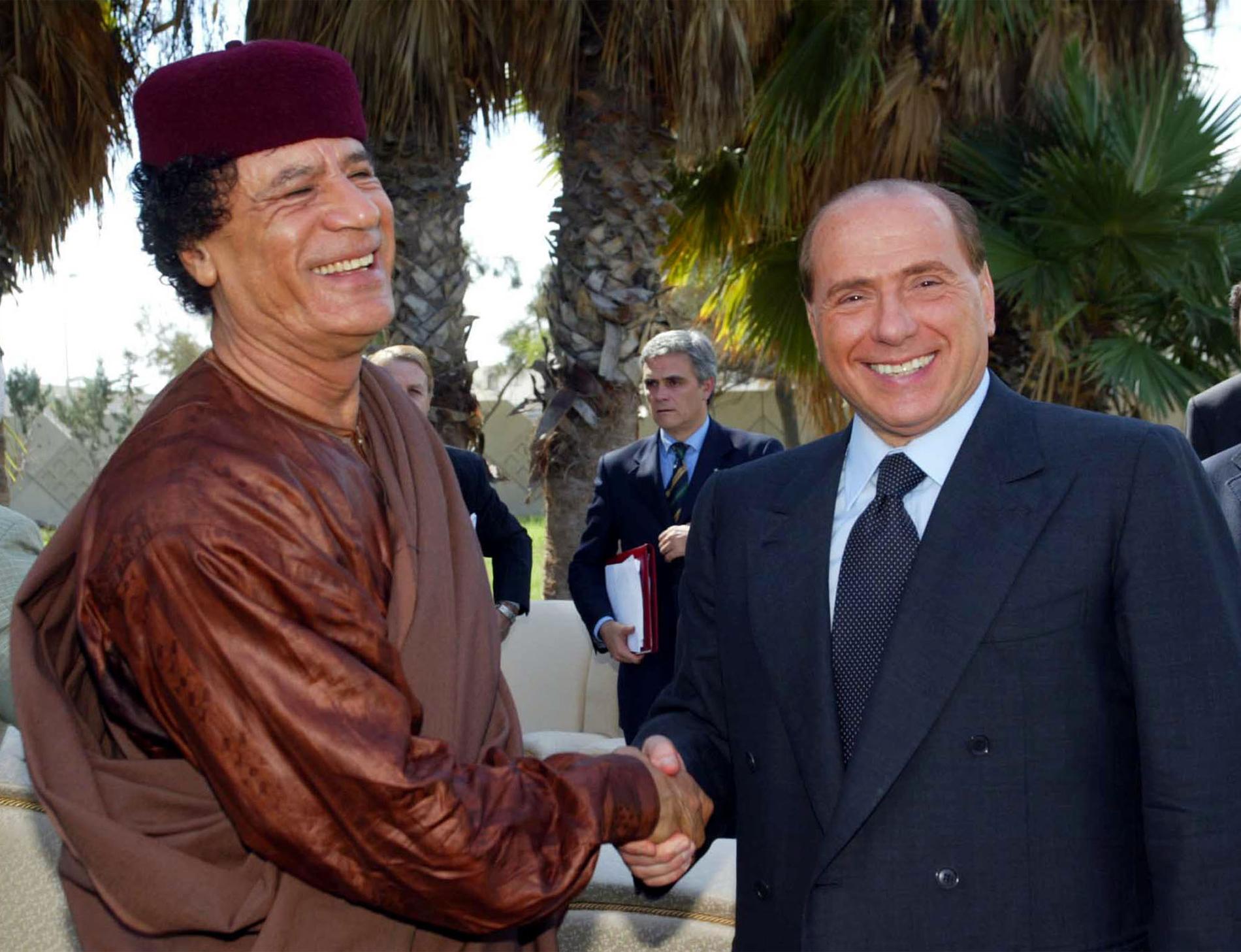 Muammar Gaddafi har länge varit vän med Italiens premiärminister Silvio Berlusconi. Här skakar de hand i Tripoli 2002.