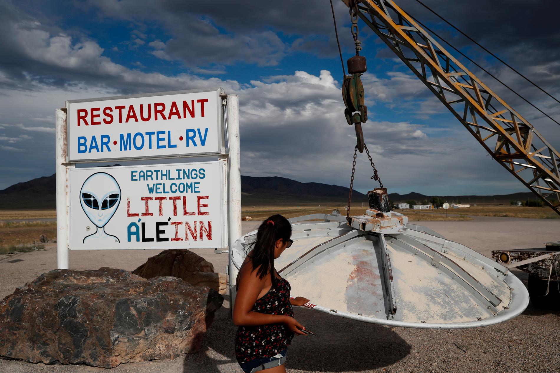 En turist tittar på ett "ufo" utanför "Little A'Le'Inn" i Rachel, Nevada. Bild tagen i juli i år.