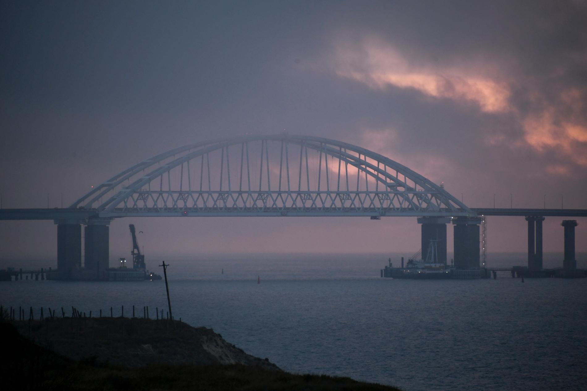 Kertjsundet mellan Ryssland och Krimhalvön, med den nybyggda bro som Ryssland byggt. Arkivbild från november.