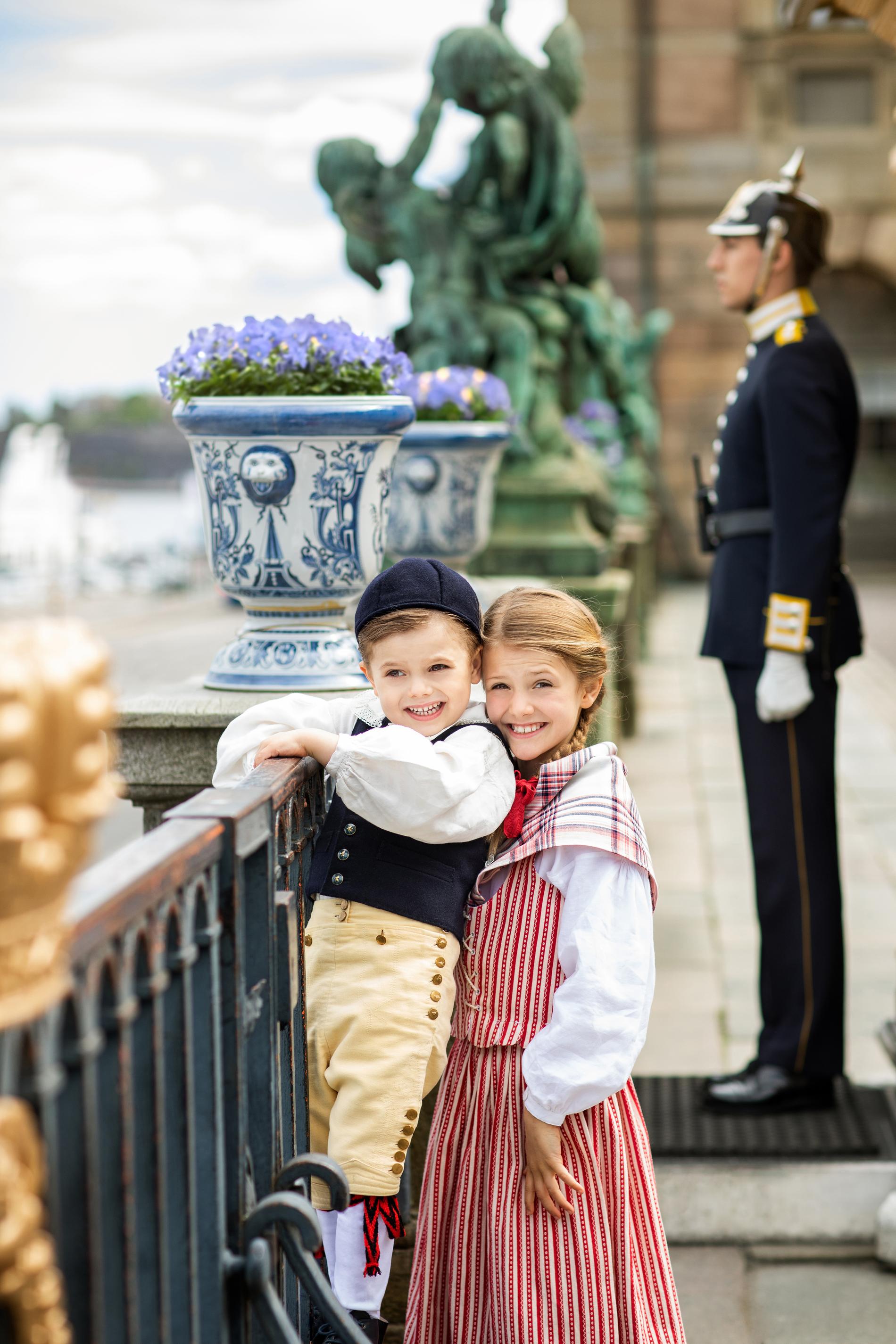 Prinsessan Estelle och Prins Oscar på Logården vid Kunglinga slottet. 