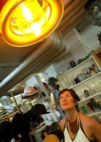Nostalgi Caitlin Rademaekers tittar på en lampa i plast och metall från 60-talet.
