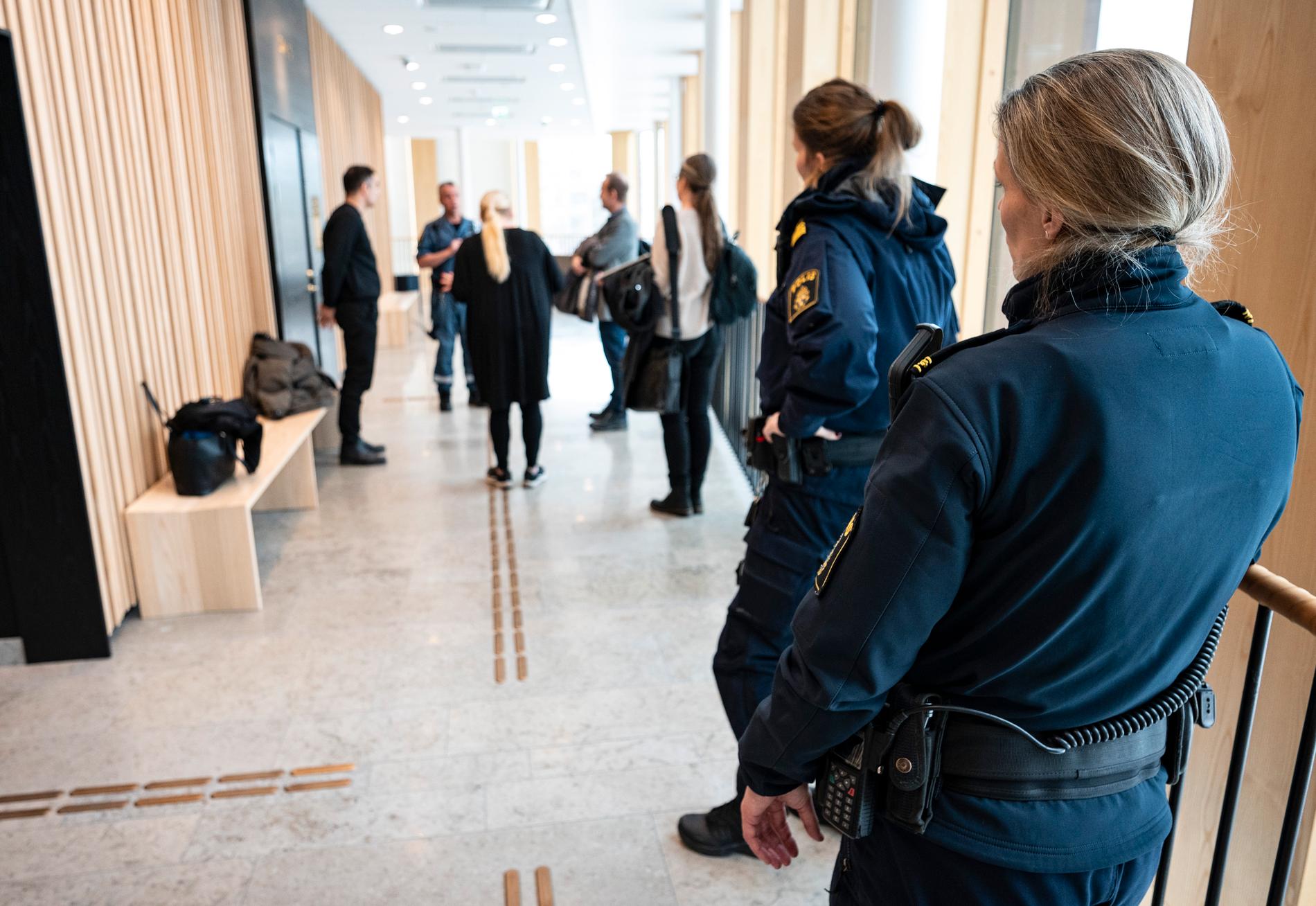 Poliser på plats utanför säkerhetssalen i Lunds tingsrätt där en kvinna ställts inför rätta, misstänkt för grov egenmäktighet mot barn sedan hon tagit med sig sitt barn till IS-kontrollerat område i Syrien.
