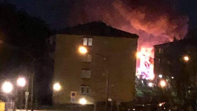Ett sophus i Malmö brann våldsamt.