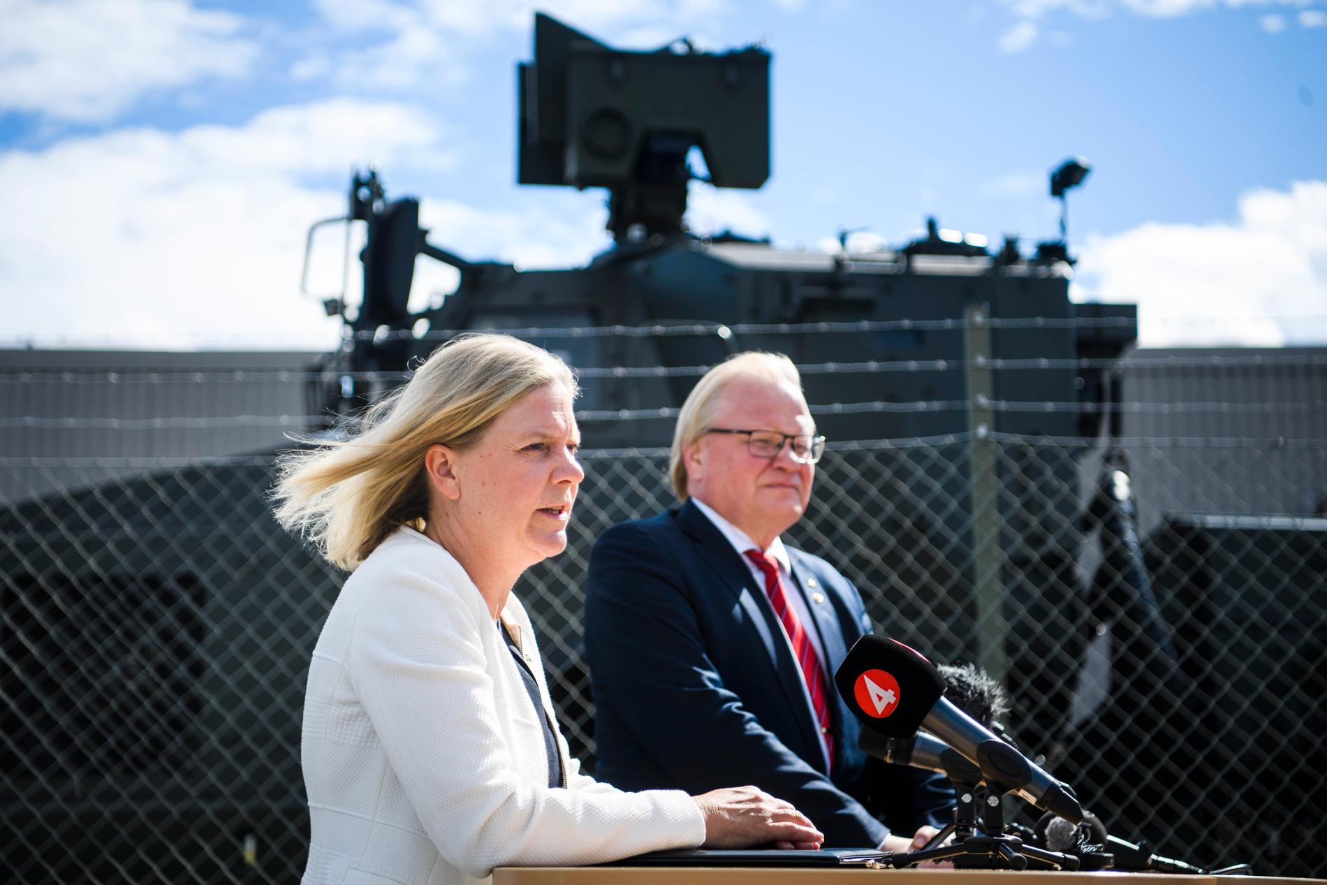 Statsminister Magdalena Andersson och försvarsminister Peter Hultqvist på besök i Boden på söndagen. 