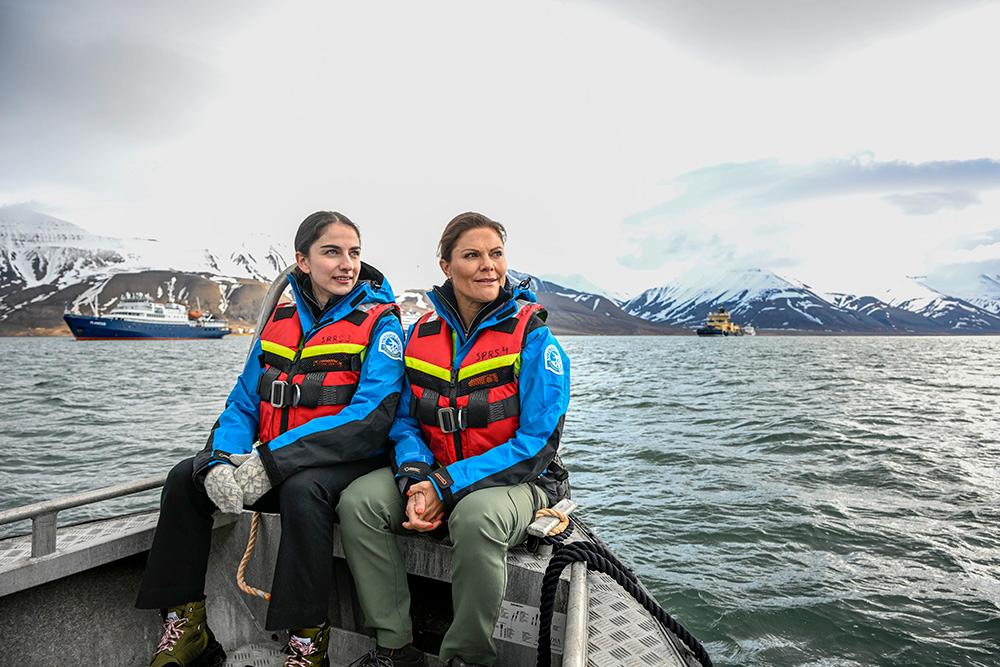 Kronprinsessan Victoria och Romina Pourmokhtari fick information om den svenska expeditionen på Svalbard.