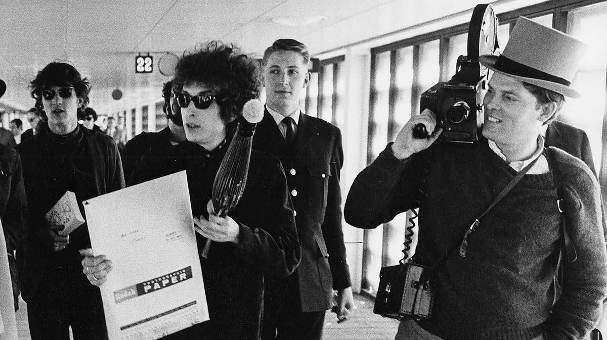 Rockumentärfilmaren D A (Donn Alan) Pennebaker till höger med Bob Dylan och följe på Arlanda i samband med Sverigebesöket 1966.