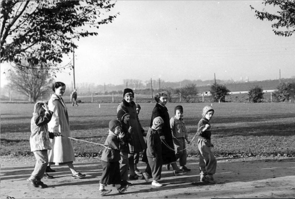 Vipeholm Barnpatienter. Foto i mitten på 1900-talet. Notera ledbanden
