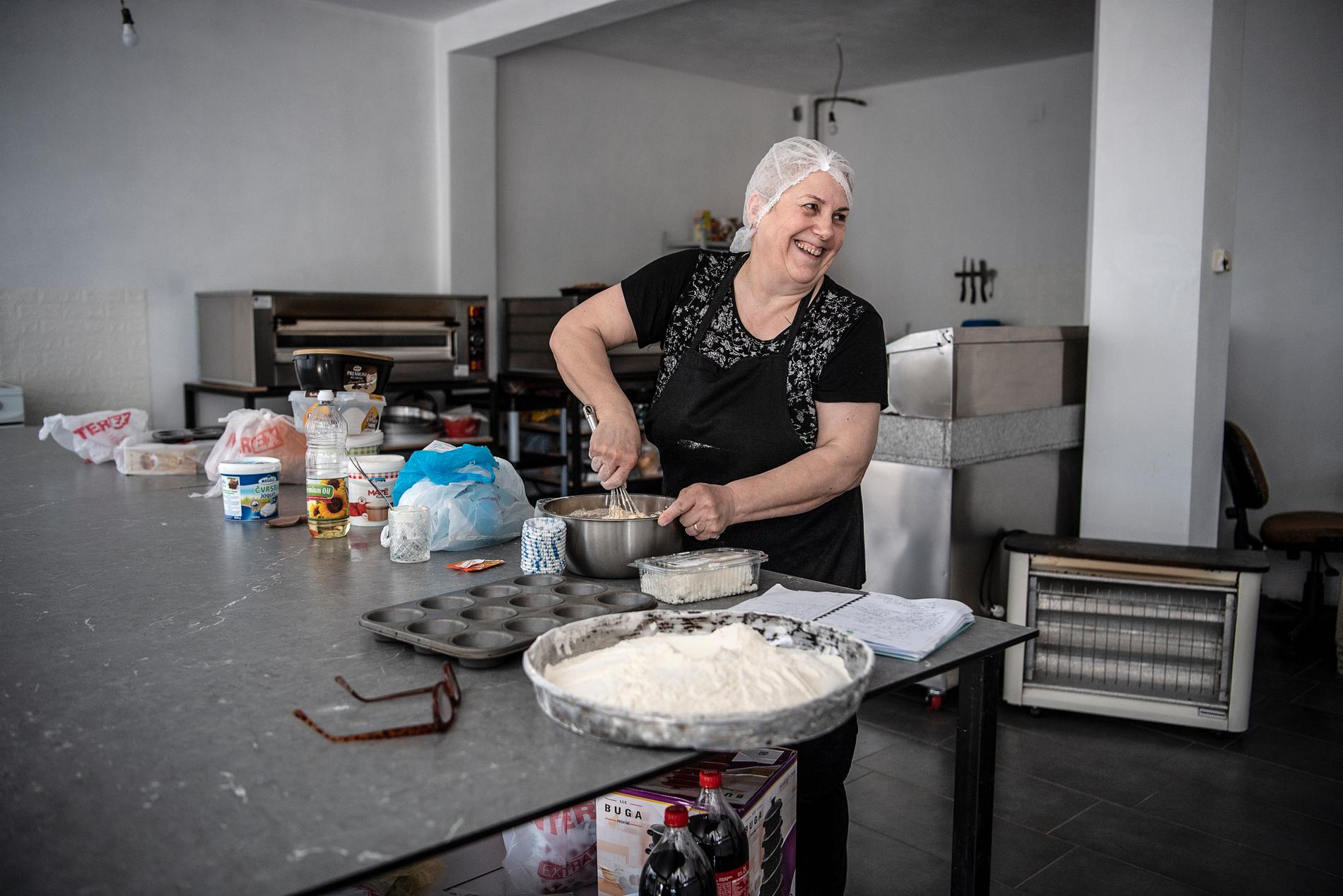 Både kosovoserber och kosovoalbaner besöker azile Ahmetis bageri.