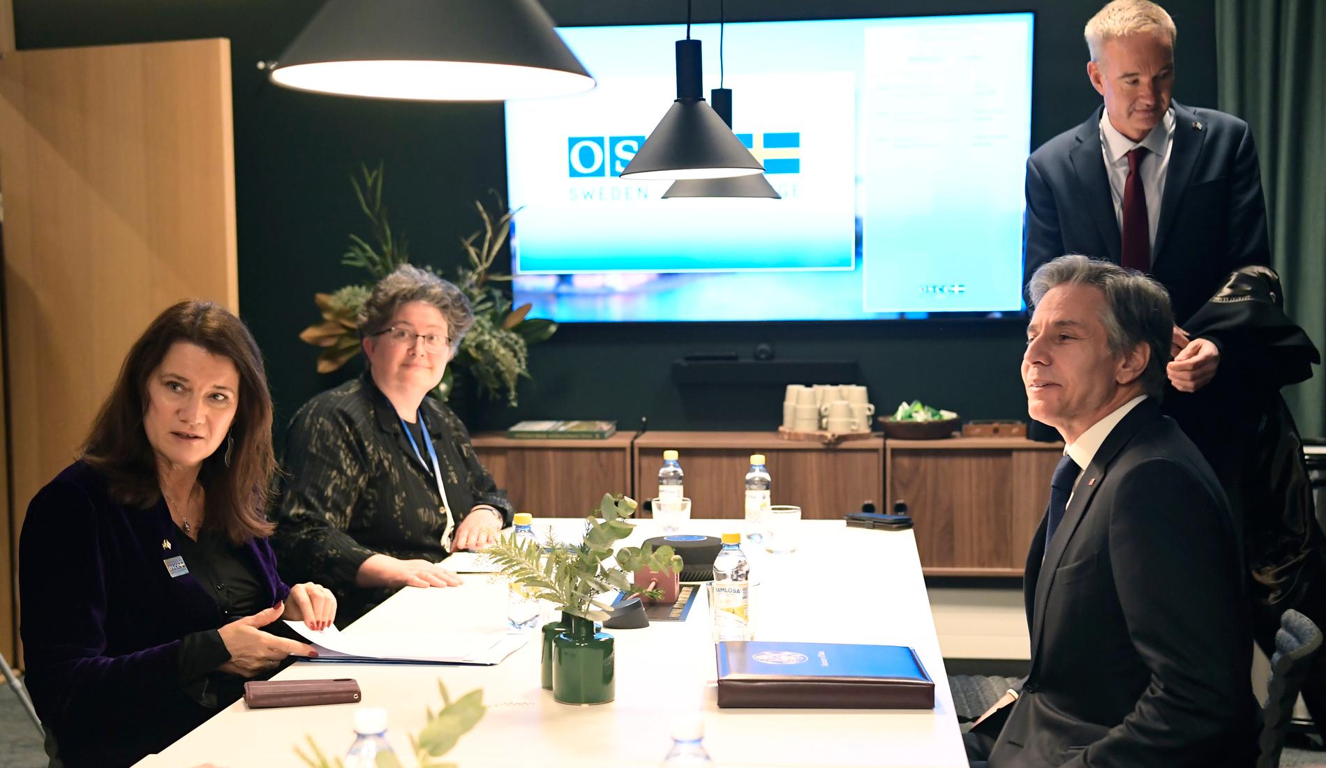 Utrikesministrarna Ann Linde och Antony Blinken under ett bilateralt möte på ett konferenshotell.