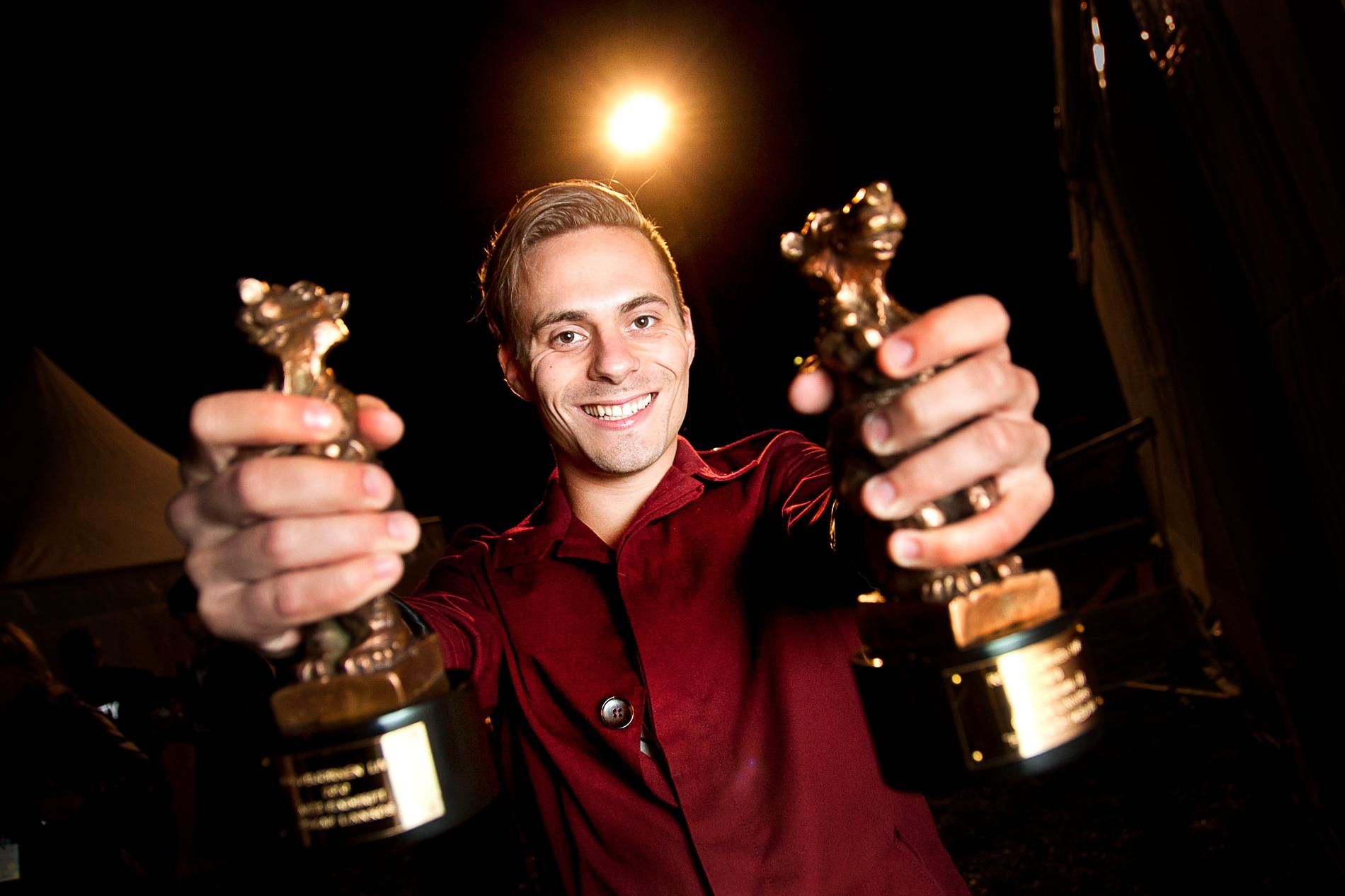 Första live-vinnaren 2010 bytte Rockbjörnen fokus – från skivor till liveuppträdanden. Oskar Linnros kammade hem två björnar.