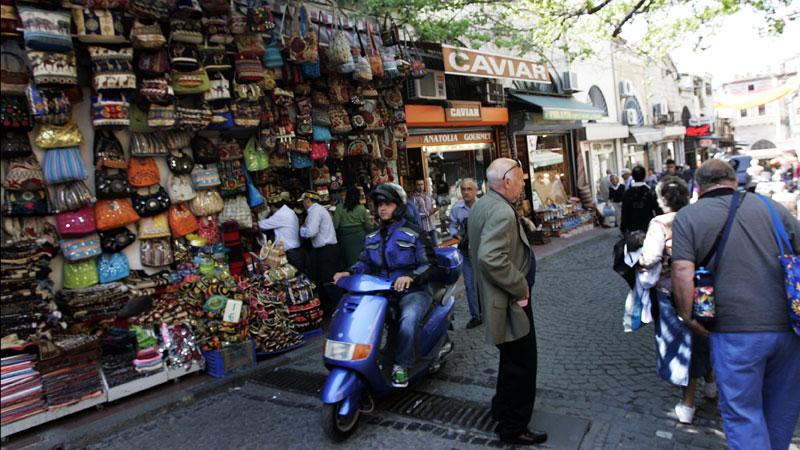 Det vimlar av folk och spännande upplevelser i Istanbul, inte minst på Egyptiska Bazaren, Misir Çarsisi.