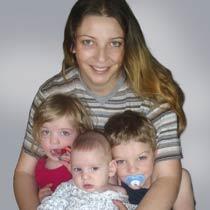 Cecilija med barnen Michelle, Lukas och Daniel.