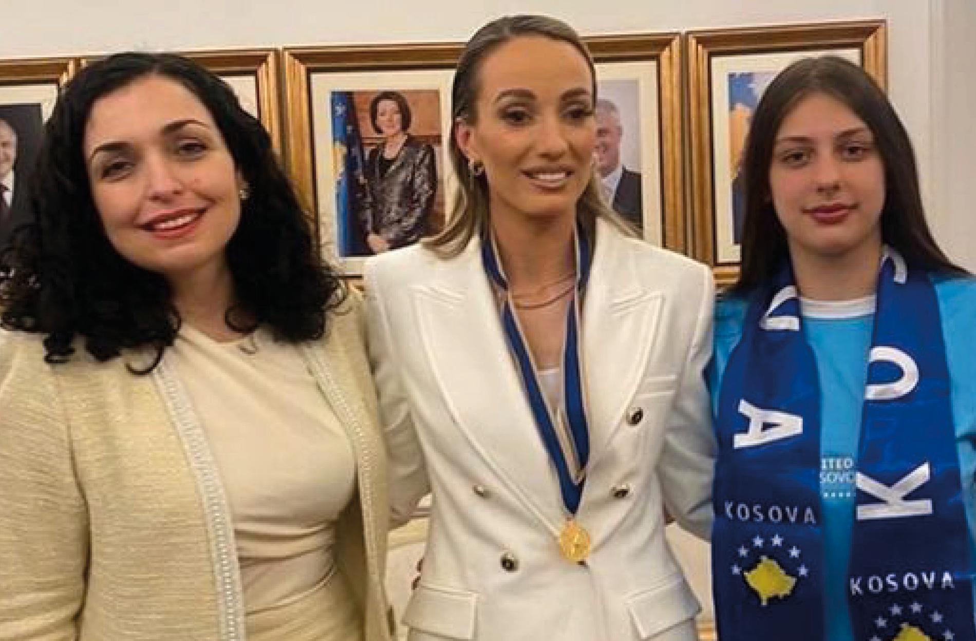 Kosovare Asllani tog emot en medalj av presidenten Vjosa Osmani för sitt arbete inom jämställdhet och fotboll.