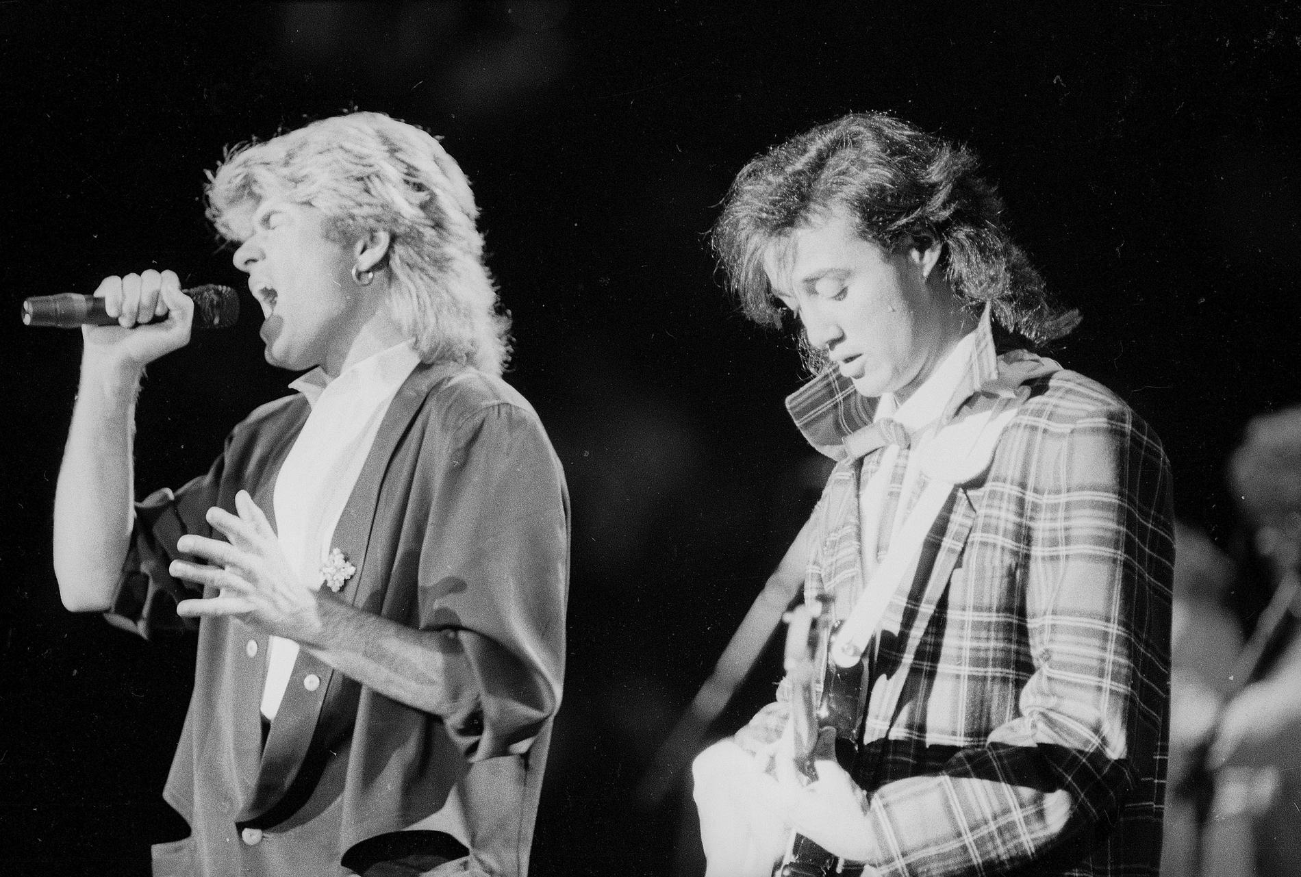 Wham! uppträder i Peking 1985. George Michael till vänster och Andrew Ridgeley till höger.