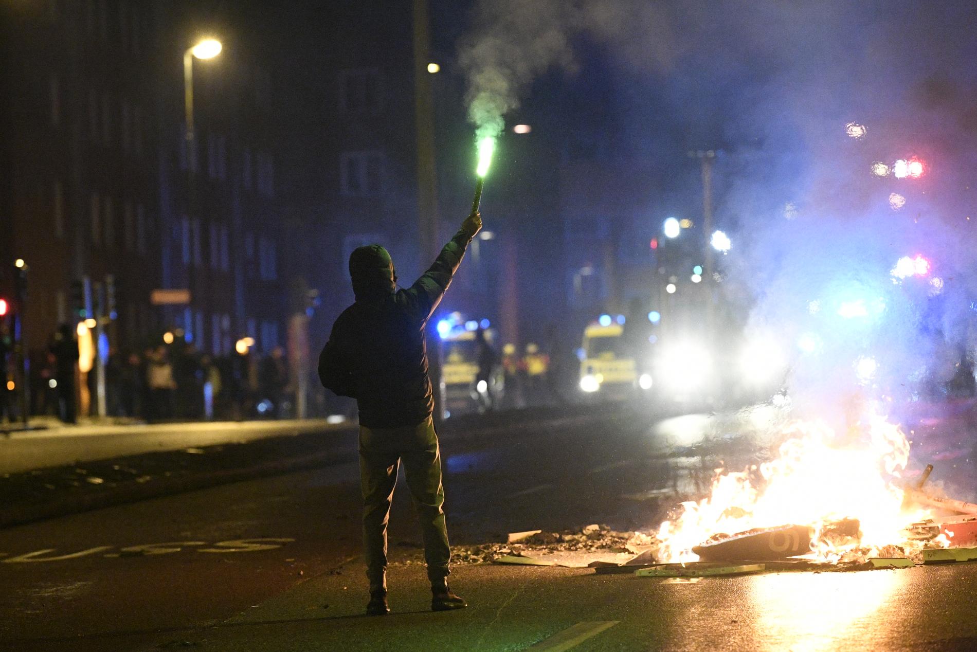 Demonstrant med bengal under upploppet i Malmö. Arkivbild. 