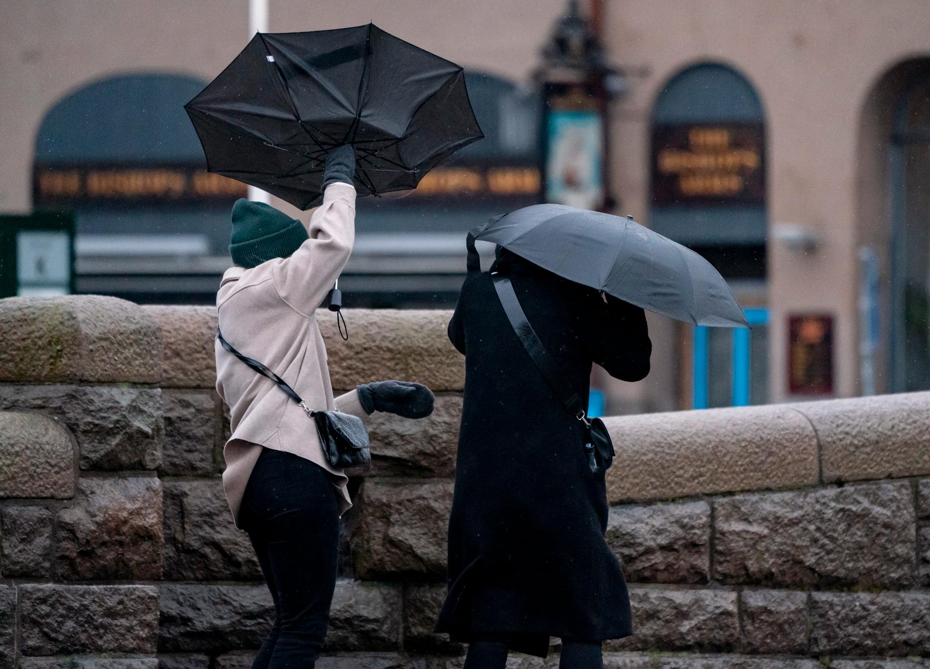 Paraplyproblem vid centralen i Malmö på lördagen.