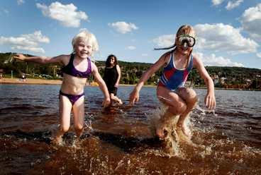 kul i plurret Clara Engstrand och systern Frida leker i vattnet vid Siljansbadet i Rättvik.