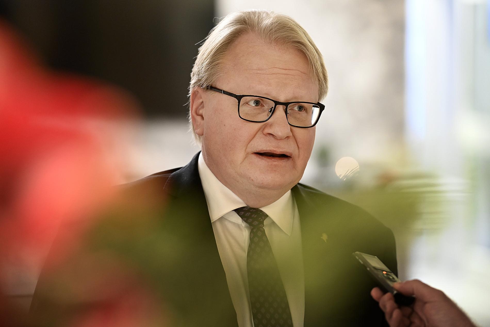 ”Nej, punkt”, svarar Försvarsminister Peter Hultqvist (S) sekreterare på frågan om han vill kommentera situationen. 