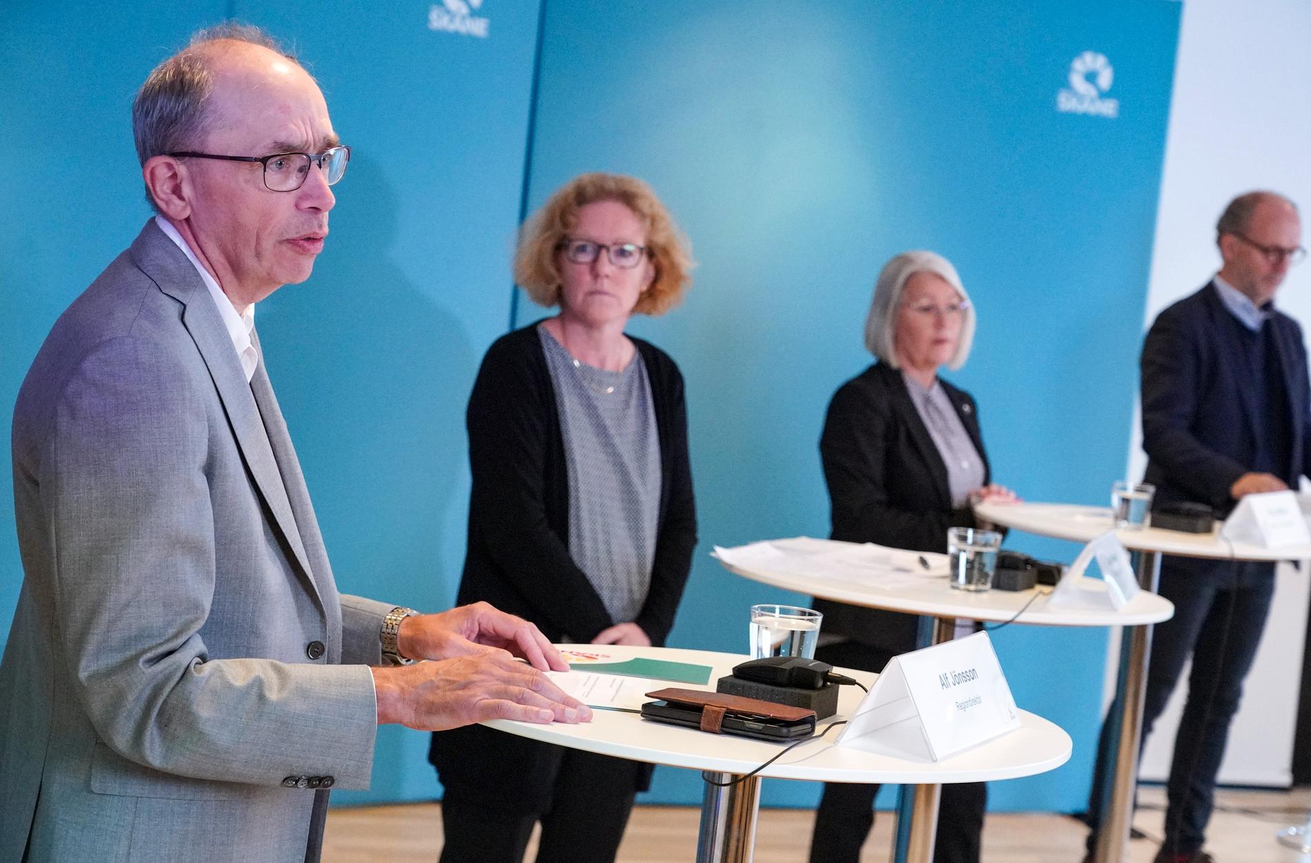 Alf Jönsson, regiondirektör, Eva Melander, smittskyddsläkare, Pia Lundbom, hälso- och sjukvårdsdirektör, och Staffan Banke, överläkare på Region Skåne, under Region Skånes pressträff i regionhuset i Dockan i Malmö.
