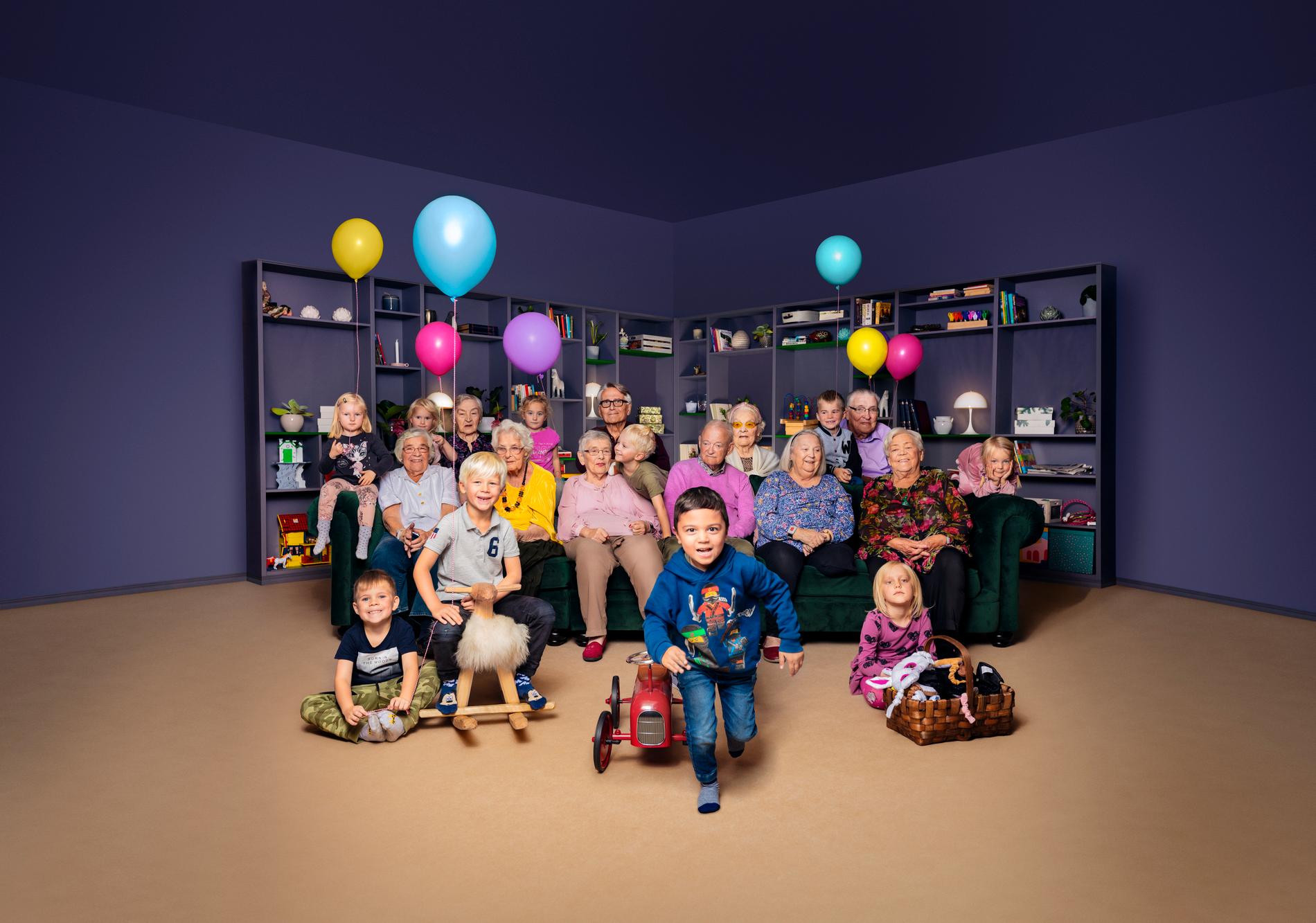 Förskolebarn från Vildnissen flyttar in på ett äldreboende i TV4:s nya serie. Pressbild.