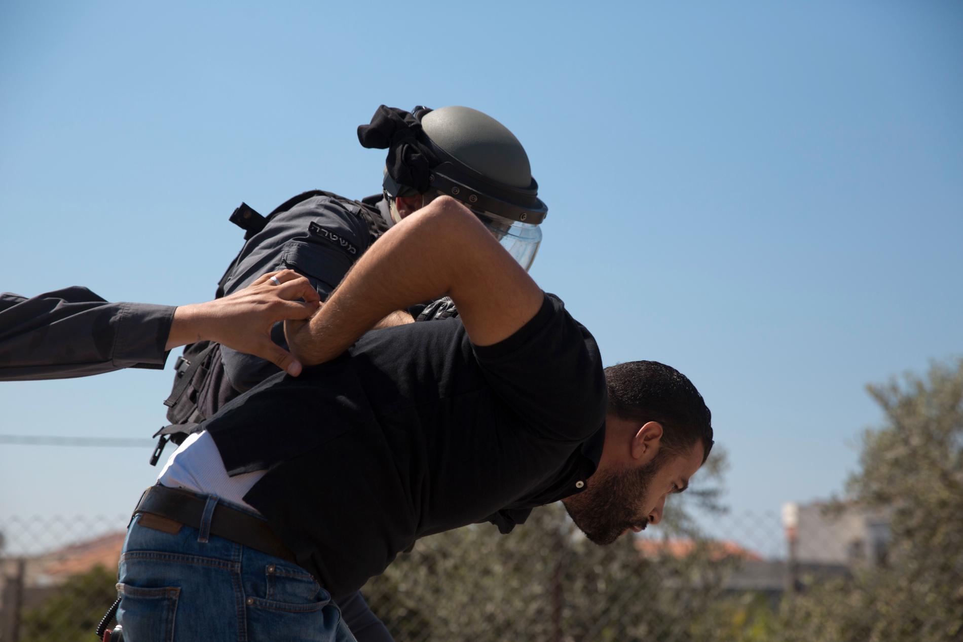 En israelisk kravallpolis griper in. Arkivbild.