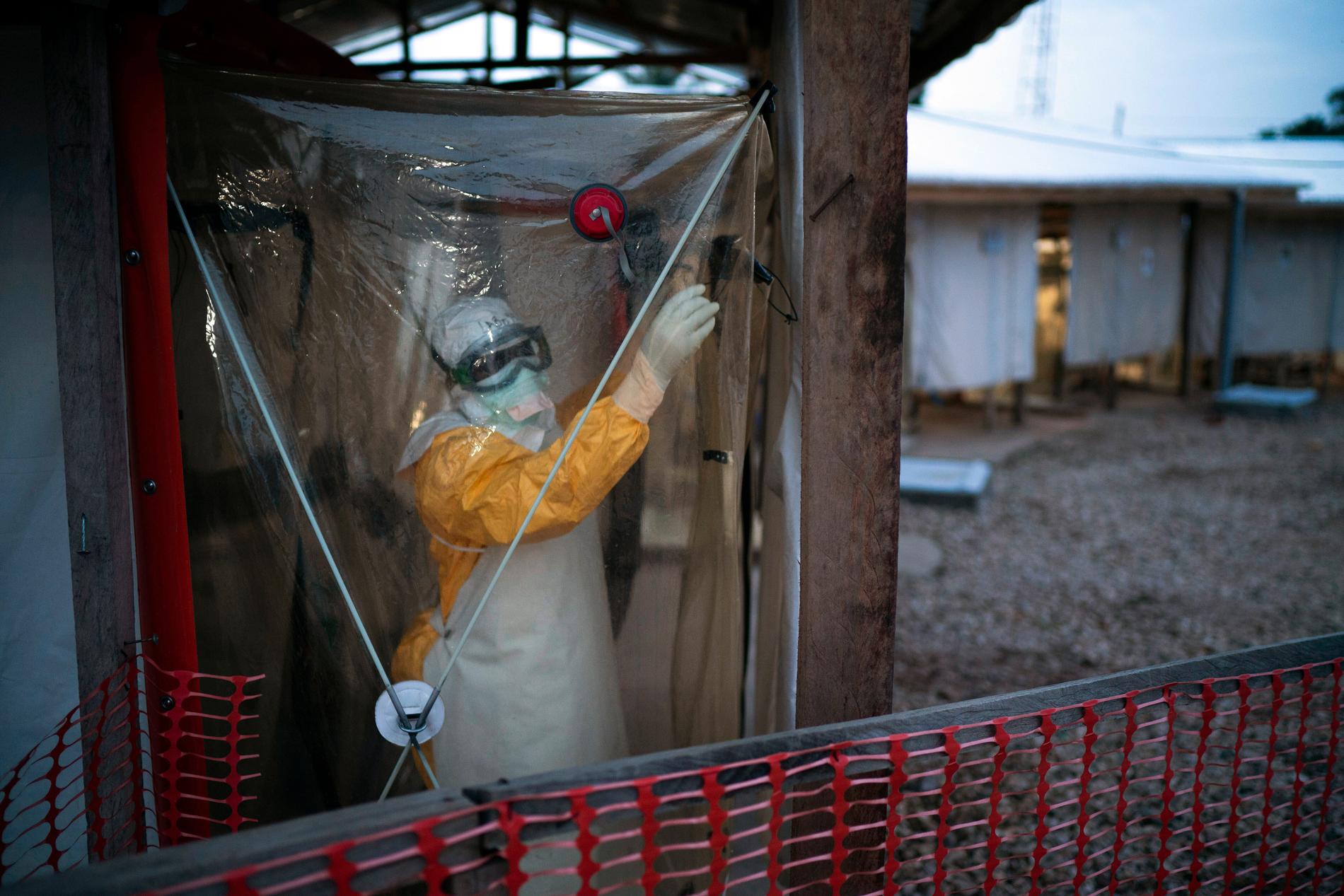 Insjuknade ebolapatienter isoleras i plasttält. Men det stora problemet är de som inte uppsöker vård vid de första symptomen, enligt WHO.