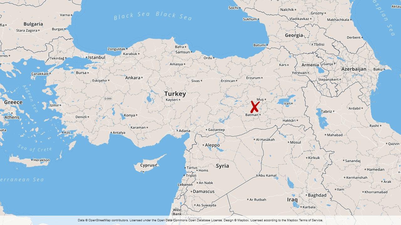 Sju människor dödades och tio skadades när sprängmedel som hade placerats vid en väg exploderade i sydöstra Turkiet, uppger sjukhuskällor.