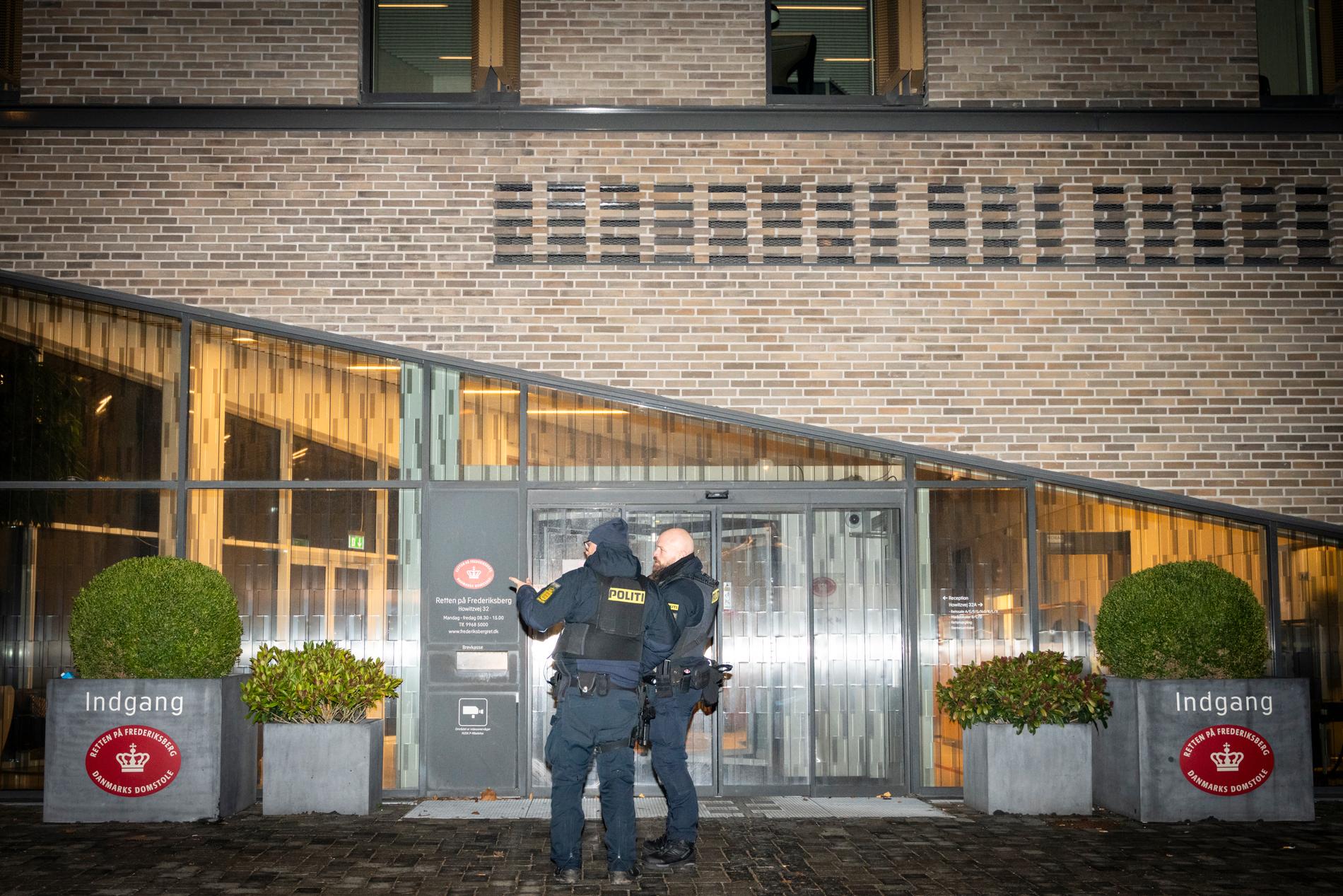 Poliser byretten i Frederiksberg i Köpenhamn efter tillslagen den 14 december. Arkivbild.