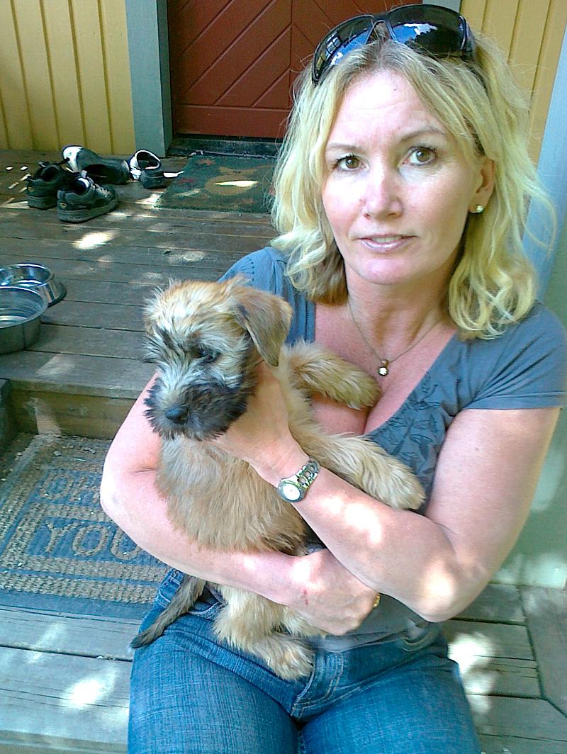 Elisabeth Karlsson, 46, jobbar halvtid som veterinärassistent. Det var genom jobbet hon roffade åt sig terriern Tess - en hund som ägaren skänkte bort.