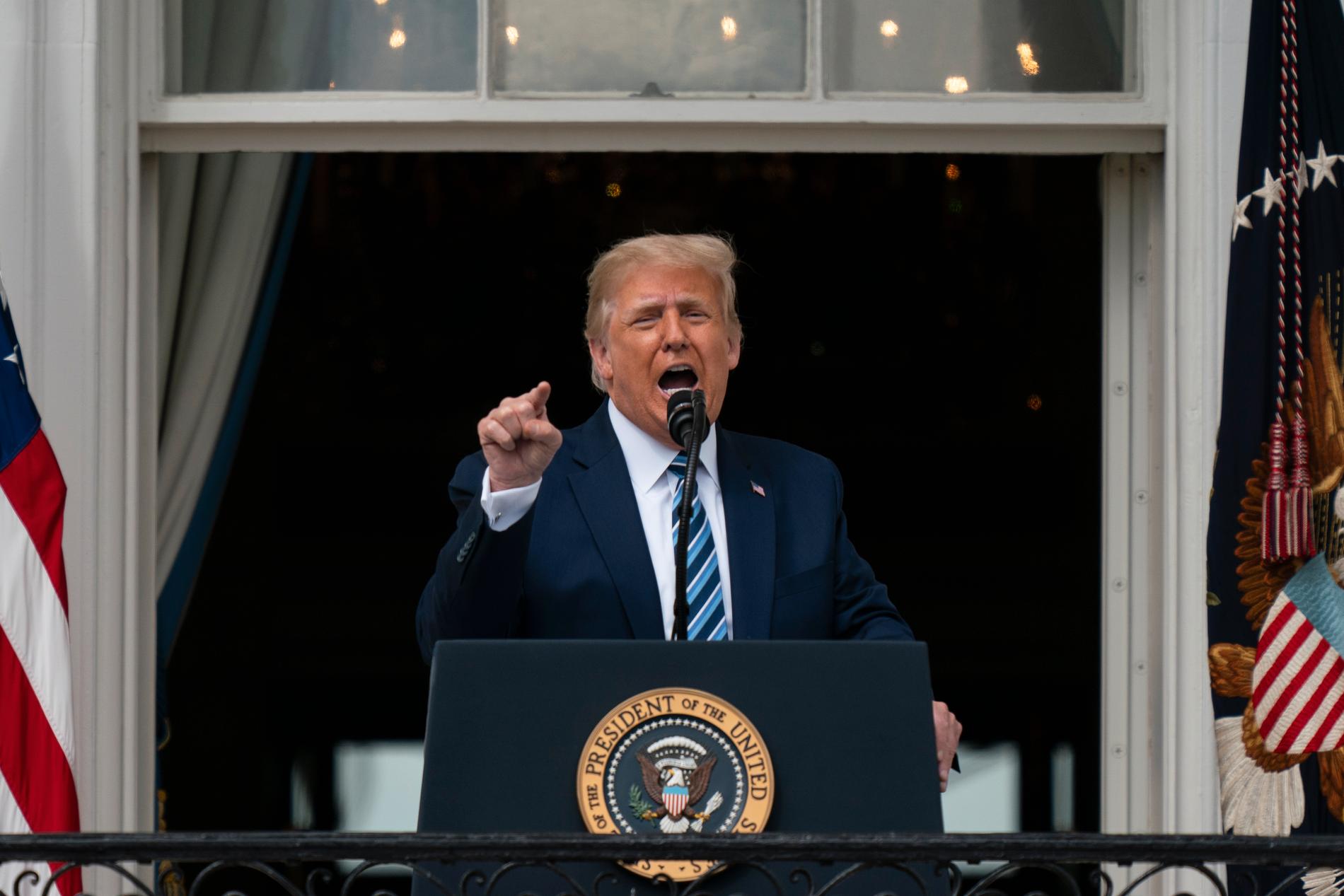Donald Trump håller tal till anhängare på Vita husets balkong.