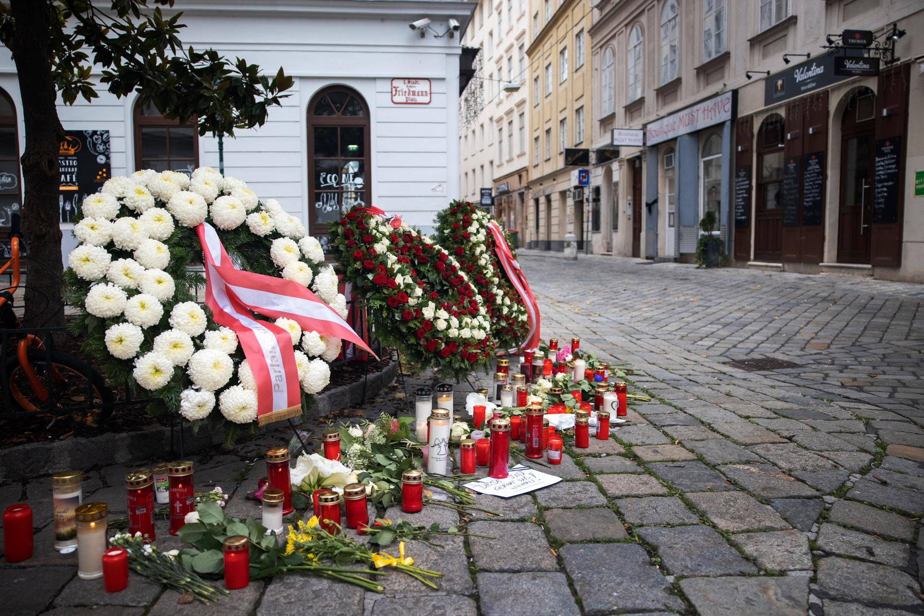Blomsterkransar nerlagda av Österrikes president Alexander van der Bellen och förbundskanslern Sebastian Kurz i området där terroristattacken utspelade sig.