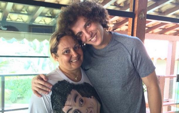 Mamma Dona stöttar sin son. Foto: Instagram