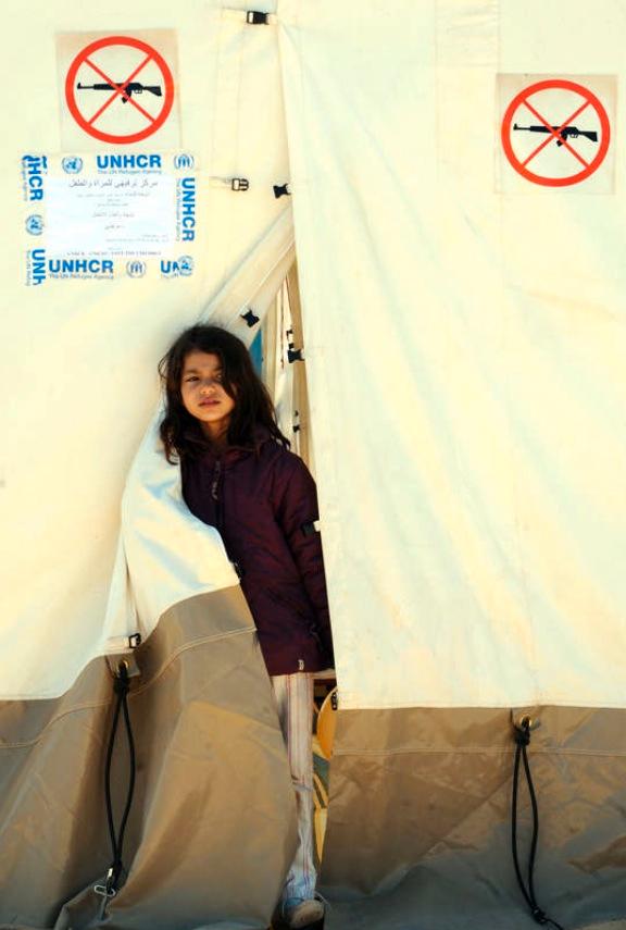 På flykt En ung flicka som flytt från Libyen tittar ut från ett av tälten på FN:s läger i Tunisien.