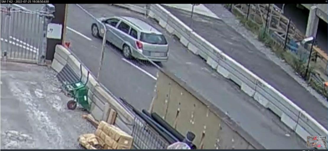 Övervakningsbilder visar den silverfärgade Opeln när den kör iväg med offret.