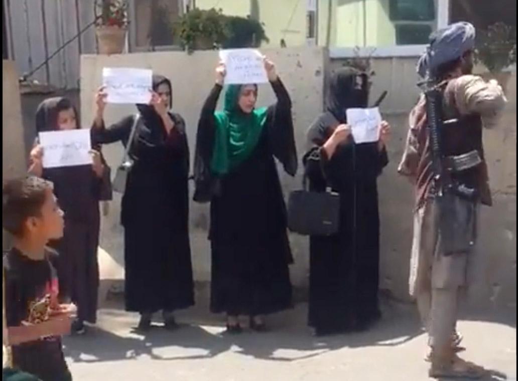 Några modiga afghanska kvinnor protesterar mot talibanerna och kräver politiska och sociala rättigheter.