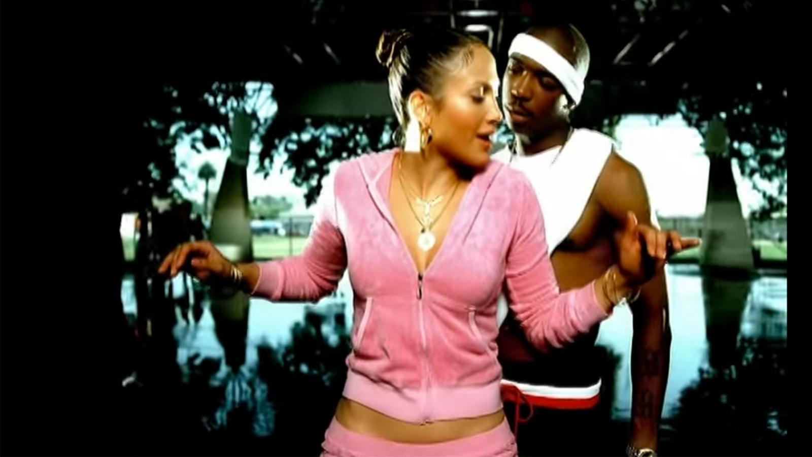 Lopez bar luvtröja och shorts(!) i velour för sin video till ”I'm Real” 2001