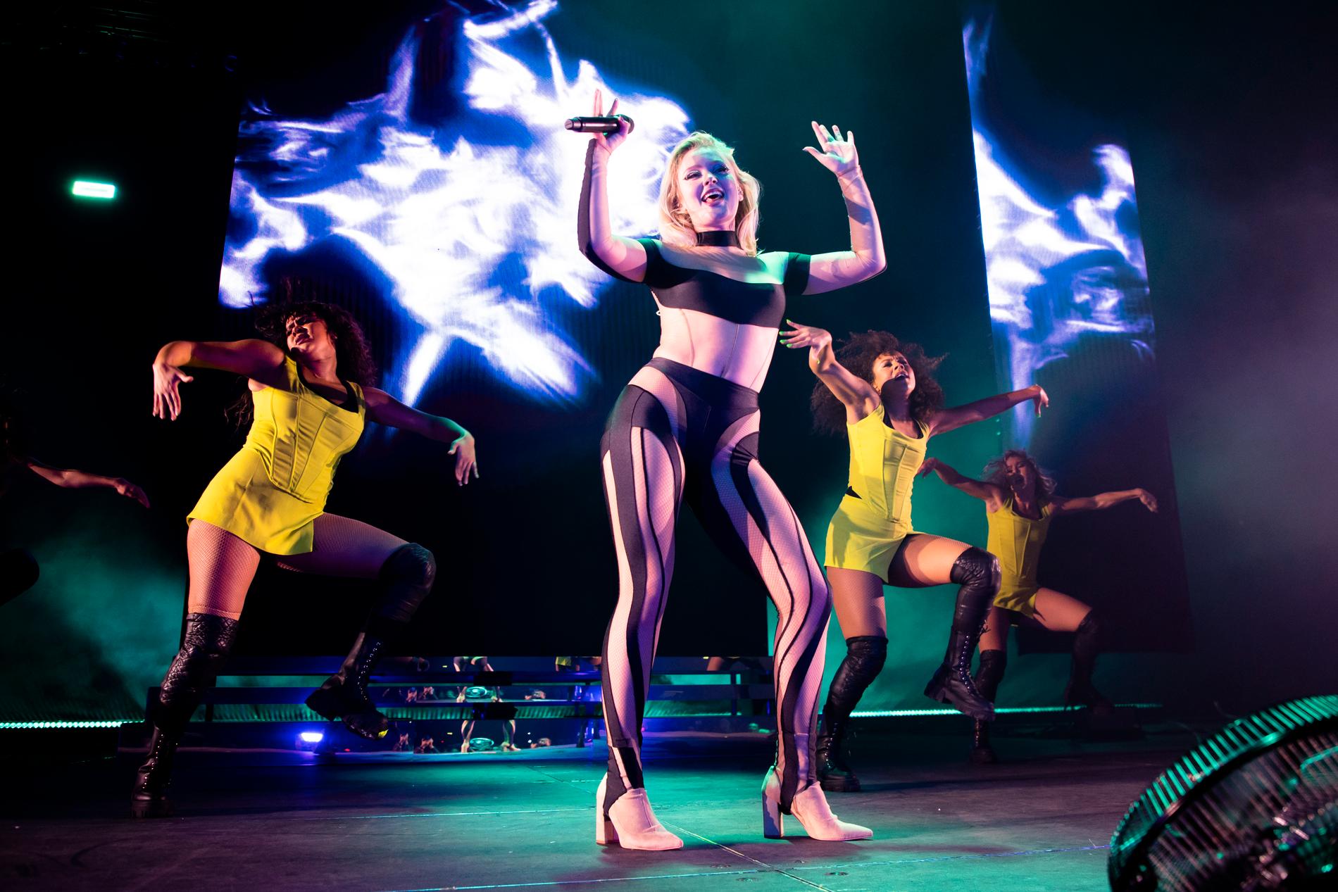 I slutet av året tilläts åter konserter med publik. Zara Larssons turnépremiär i Scandinavium i Göteborg.